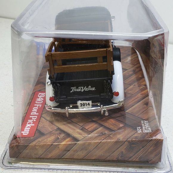 True Value 1940 Ford Pickup Truck Bank  Adult Collectible 2014 1:25 Scale NIP - Picture 4 of 7
